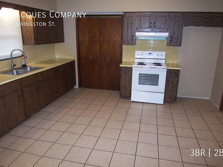 2206 E Livingston St — Photo 5