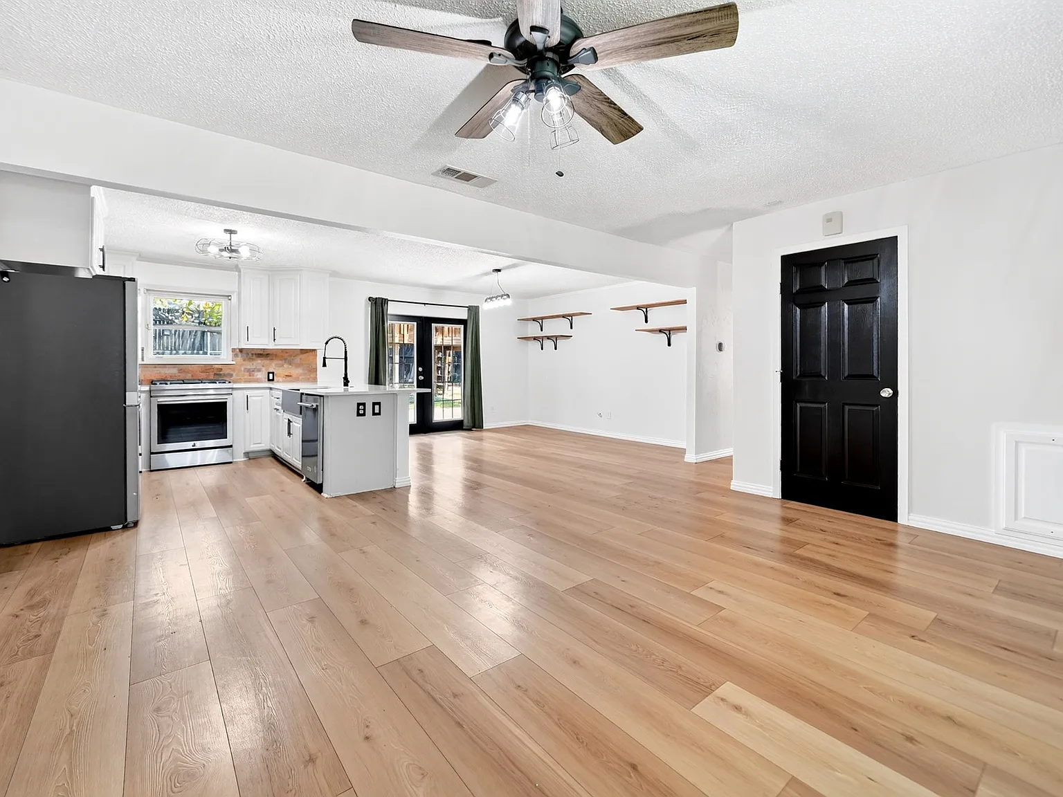 3 bed, 1439 sqft, $2,799 — Photo 3