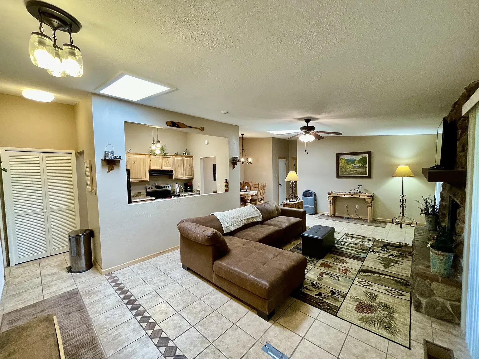 2 bed, 1250 sqft, $1,890 — Photo 2