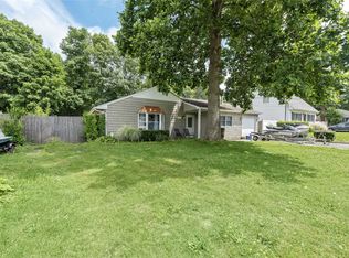 33 Westwood Dr, Shirley, NY 11967
