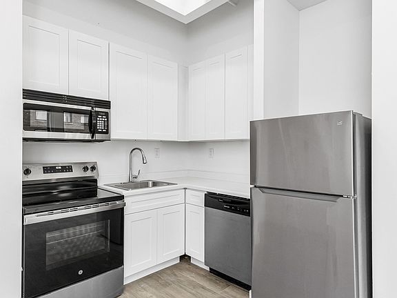 3rd image of 248 W 35th St Room 1601
