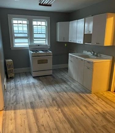 5th image of 570 N Maple Ave