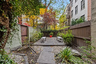 Rented by R New York