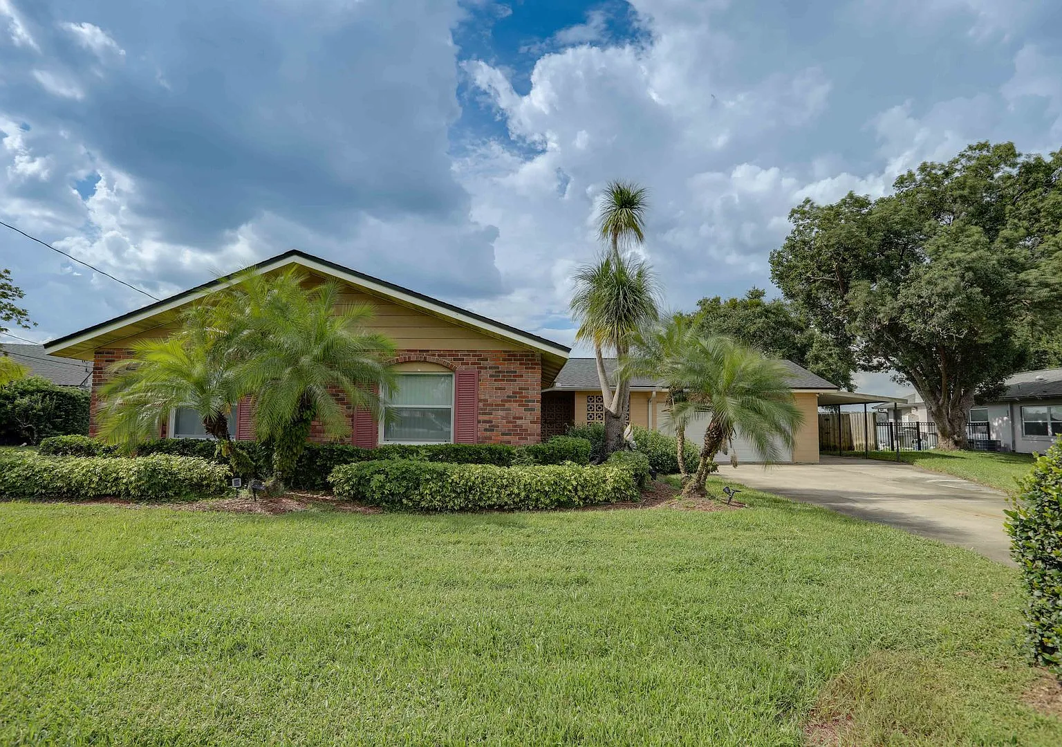 627 Macarthur Dr — Photo 2