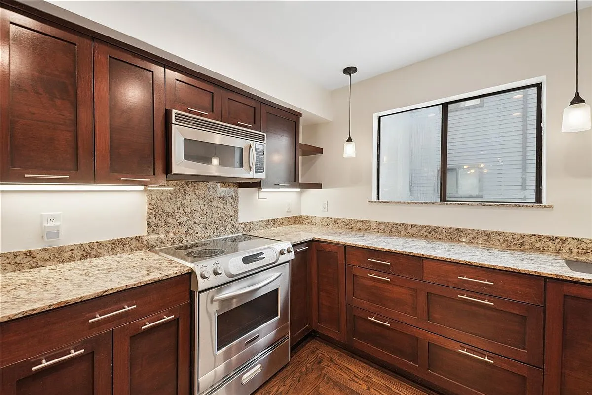 3 bed, 2.5 bath, 1835 sqft, $3,900 — Photo 3