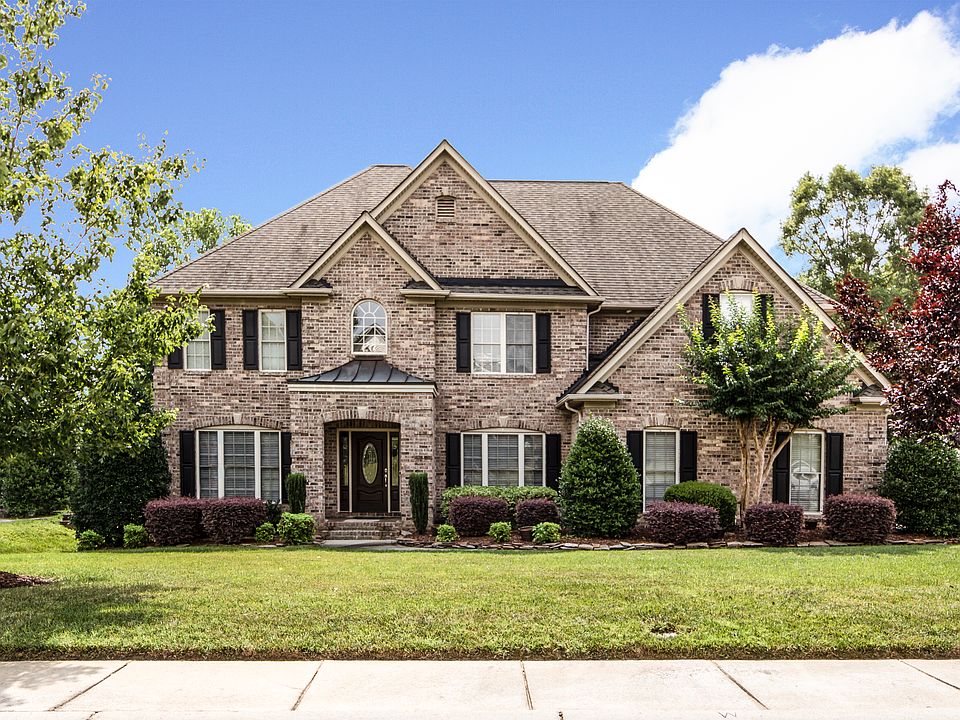 Elegant custom full-brick home in golf community