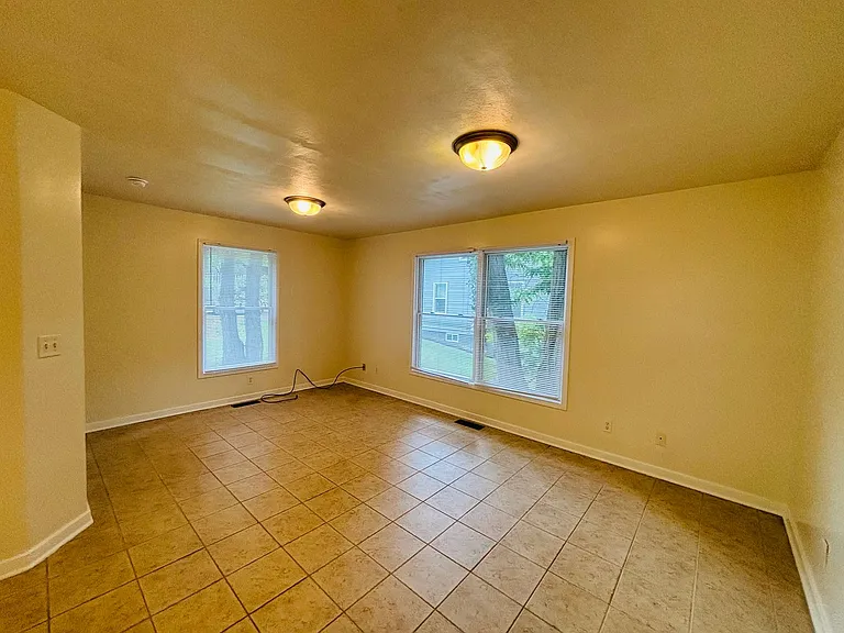242 Virginia St — Photo 2