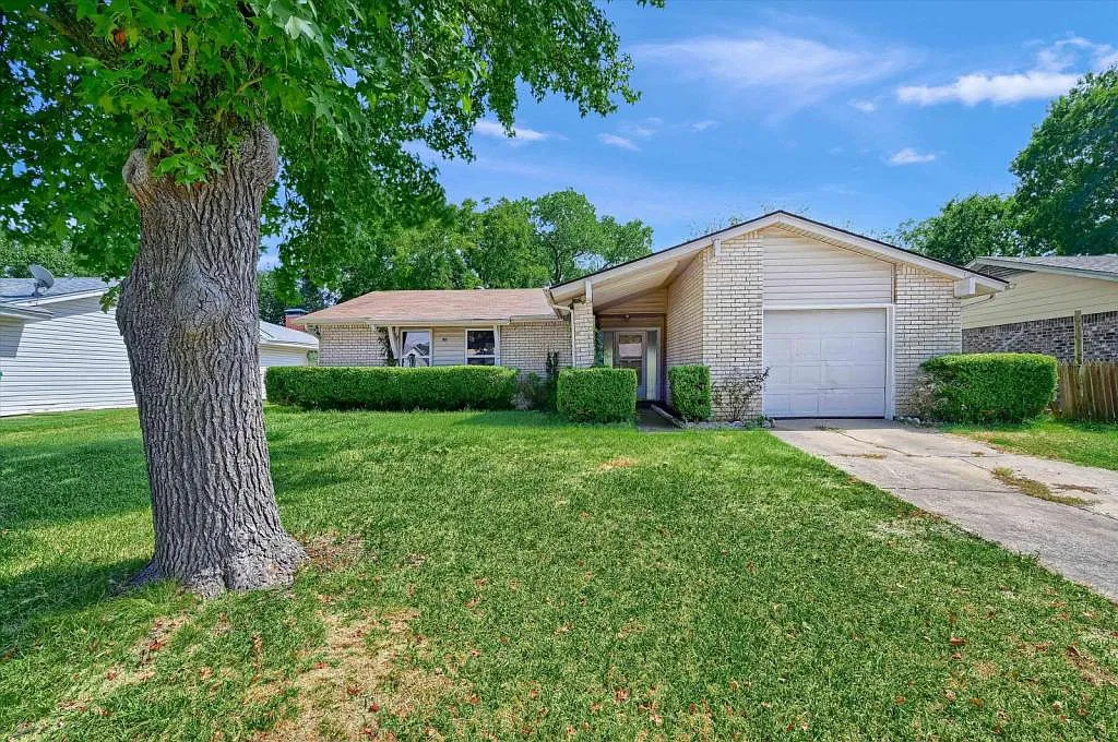 810 Dove Ln — Photo 1