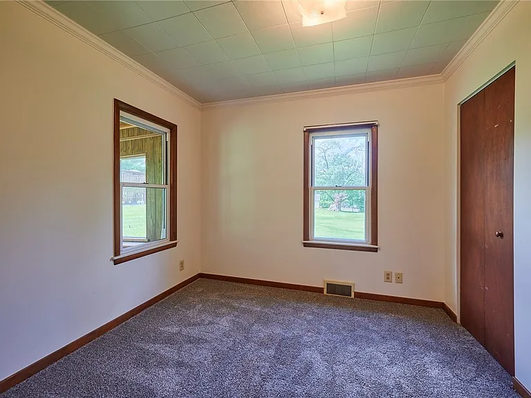 105 Derrick Ln — Photo 17