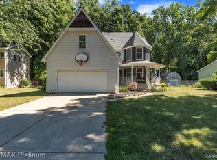 5147 Mark David Dr, Swartz Creek, MI 48473