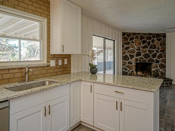5th image of 12208 Winona Ct NE