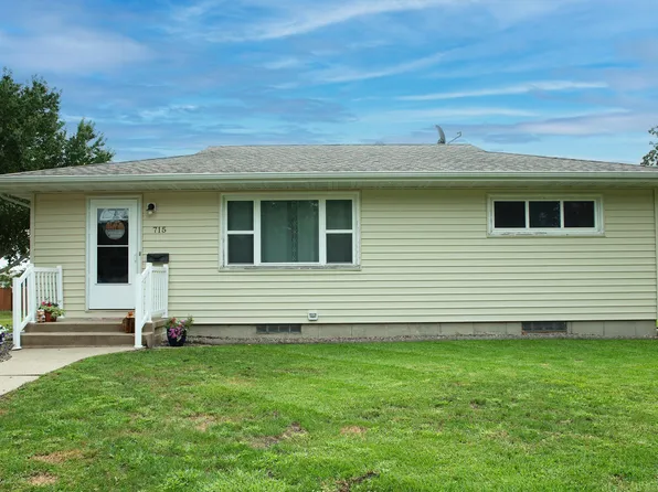 715 4th St SE, Waverly, IA 50677