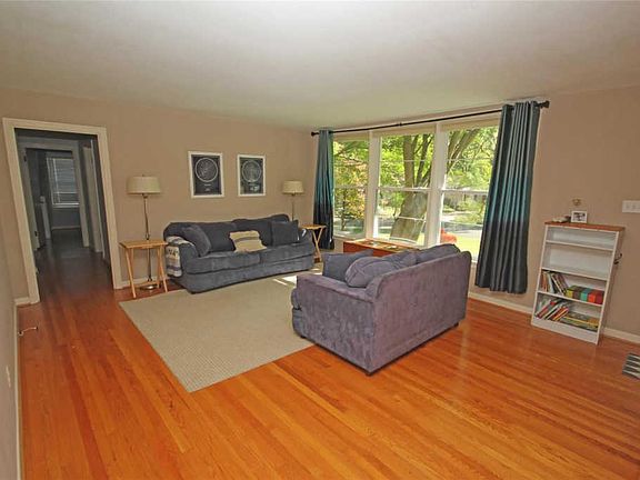 3rd image of 453 Woodlawn Estates Dr