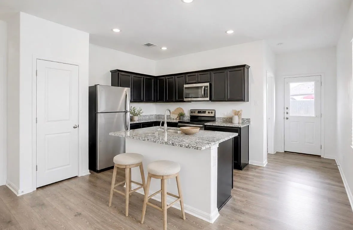 3 bed, 2.0 bath, 1376 sqft, $1,600 — Photo 3