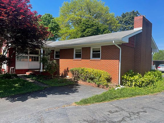 3rd image of 2109 Oak St