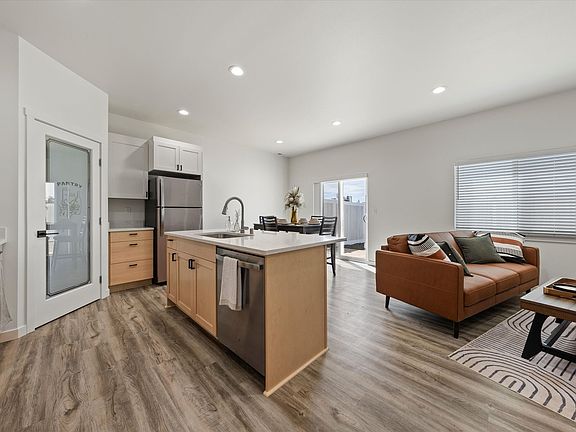 5th image of 638 G St NE #5