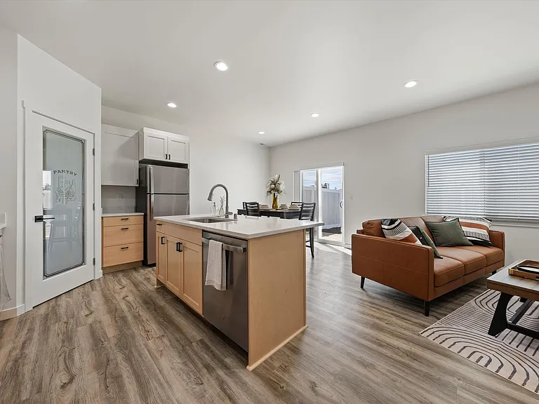 638 G St NE — Photo 5