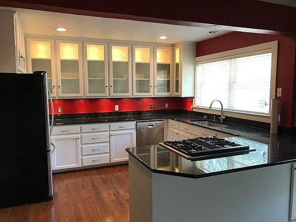 4th image of 419 Clermont St