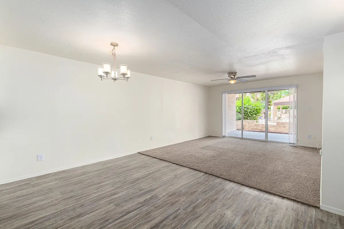 Building Photo - 11048 N 28th Dr #145