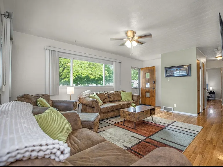 2828 Macarthur Ave — Photo 4