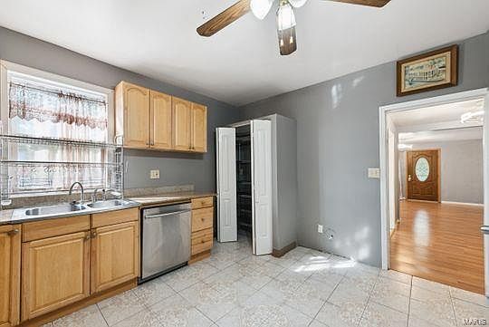 4th image of 2932 Endicott Ave