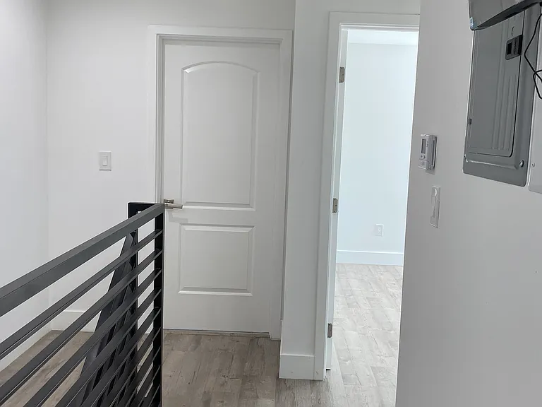 2300 Carmona Ave — Photo 48