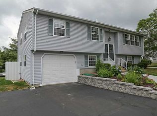 28 Bramble Ln, West Warwick, RI 02893