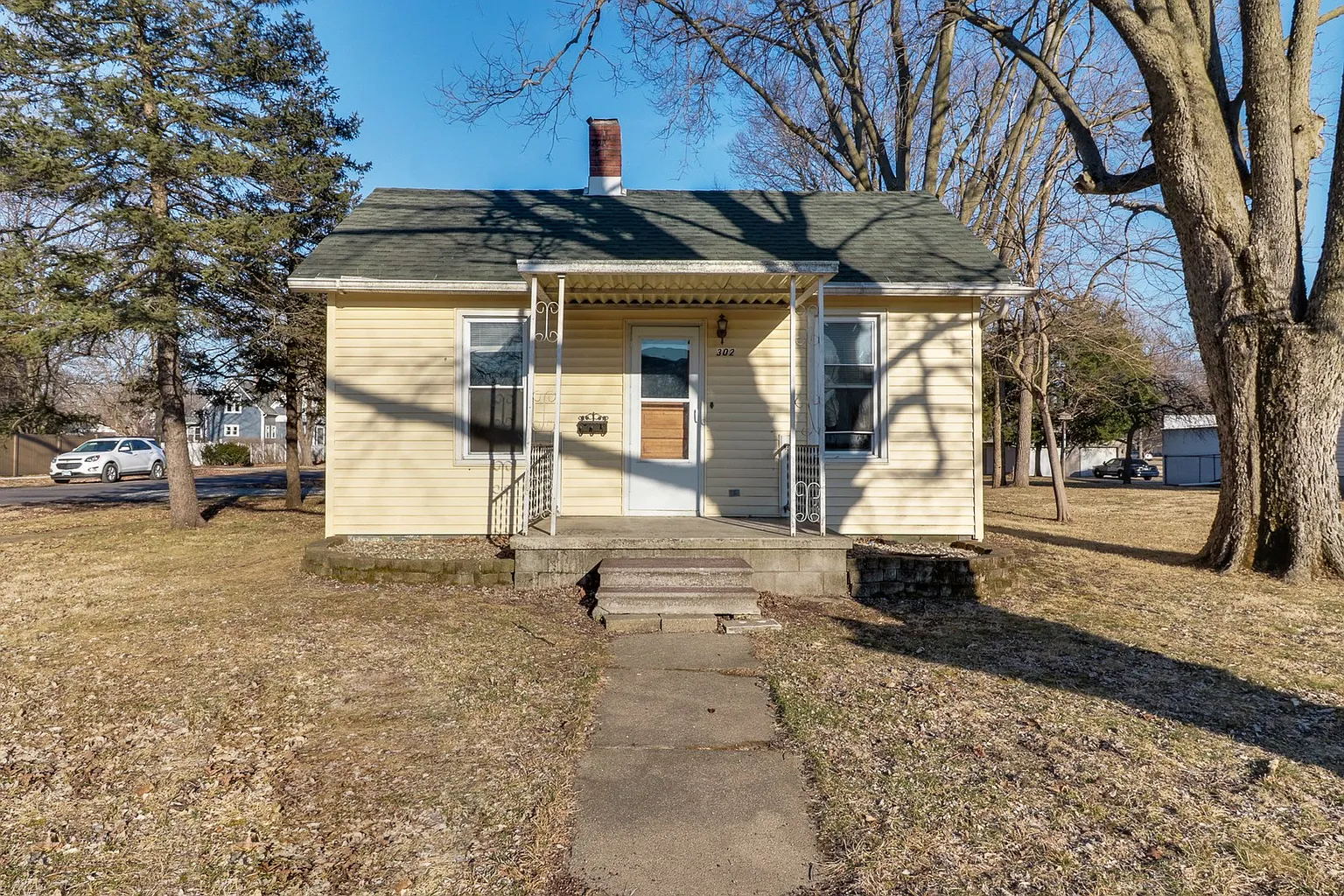 302 S Minier Ave photo 1