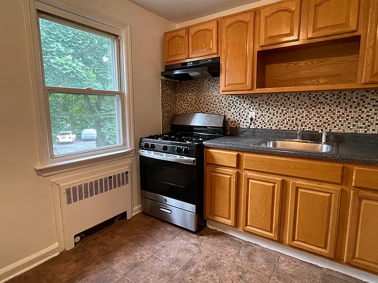 581 Thomas St — Photo 14