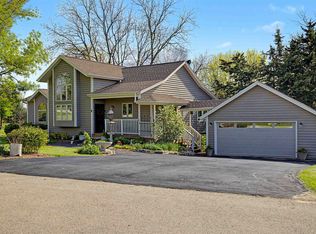 6 Bluffwood Trl, Galena, IL 61036
