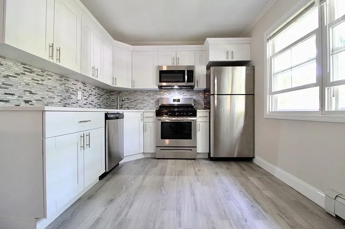 3 bed, 1000 sqft, $3,650 — Photo 1