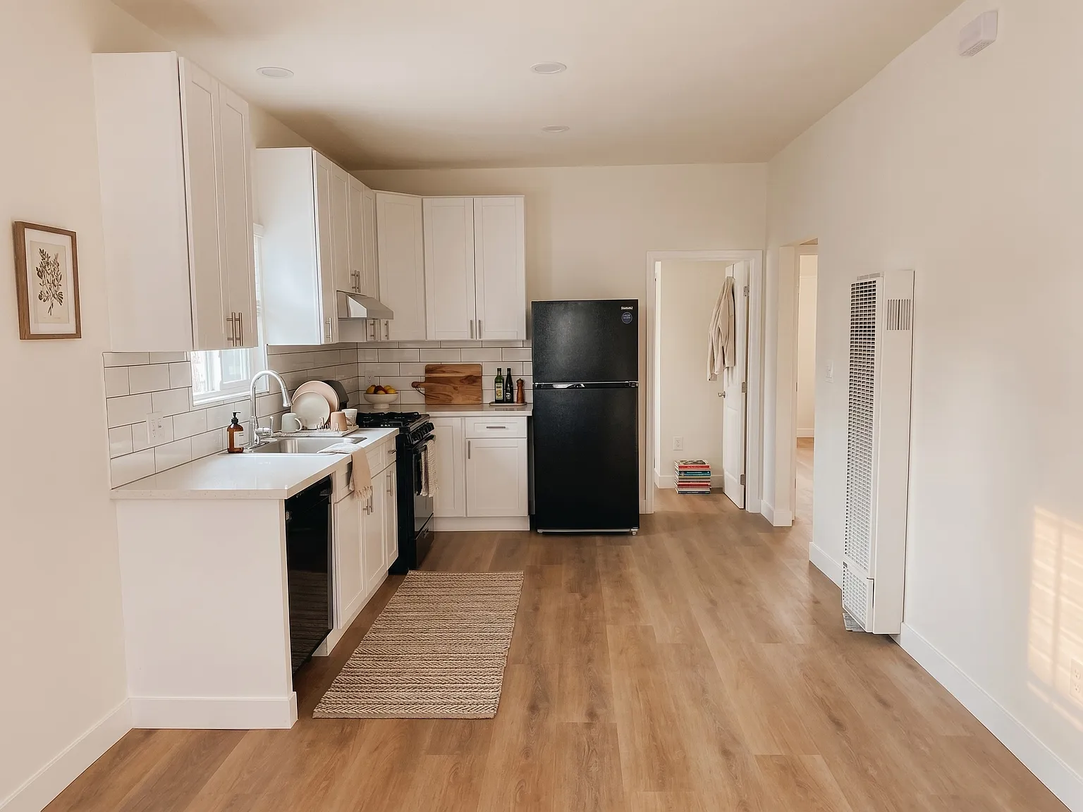 3 bed, 900 sqft, $3,595 — Photo 2