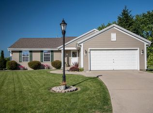 498 Laurelwood Ct, Pewaukee, WI 53072