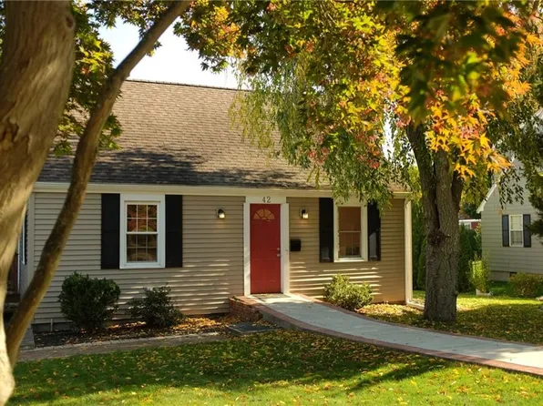 42 Franconia Dr, Cranston, RI 02920