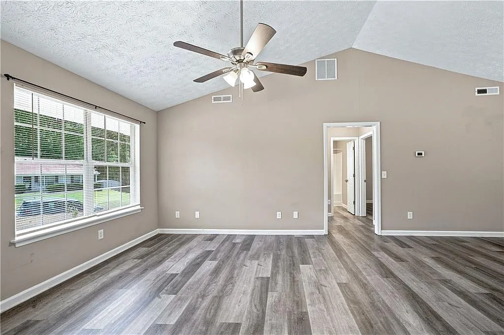 3 bed, 2.0 bath, 1118 sqft, $1,700 — Photo 4