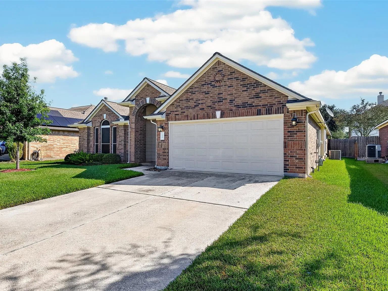 4 bed, 2.0 bath, 2164 sqft, $2,350 — Photo 2
