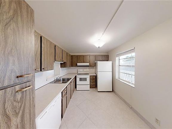 5th image of 101 SE 3rd Ave APT 301
