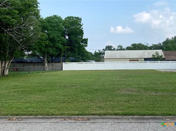 105 N Crescent Dr, Victoria, TX 77901