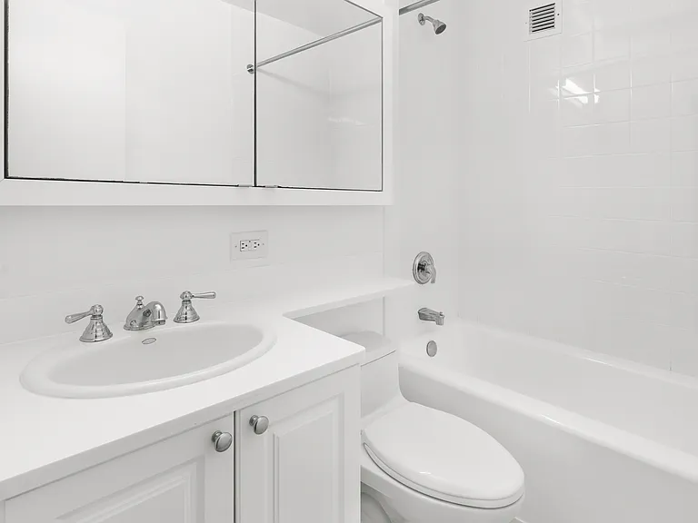 136 E 55th St #2R — Photo 8