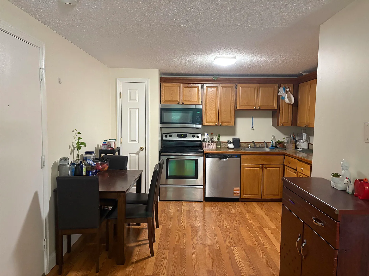 2 bed, 1.0 bath, 804 sqft, $2,300 — Photo 4