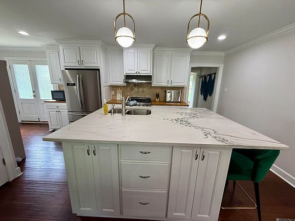 5th image of 383 S Ardenwood Dr