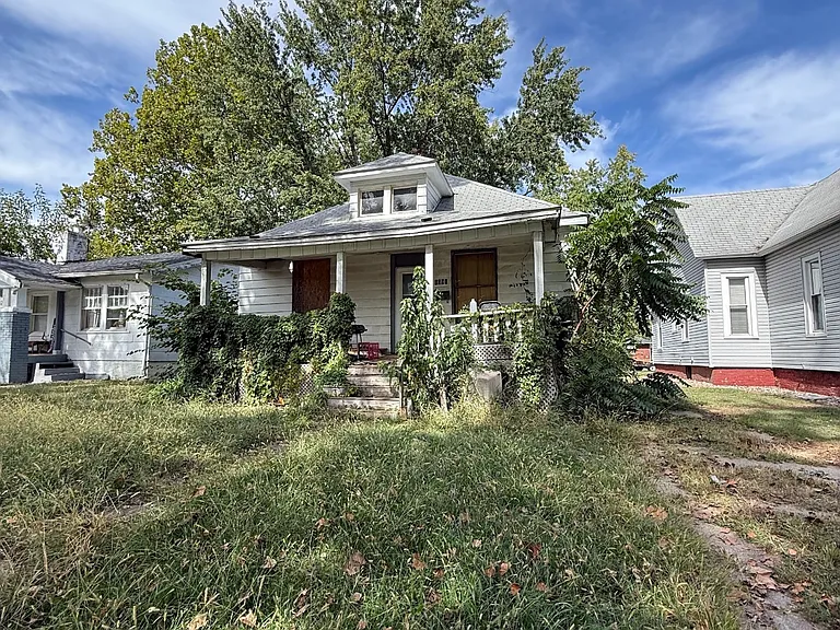 1096 W Green St — Photo 1