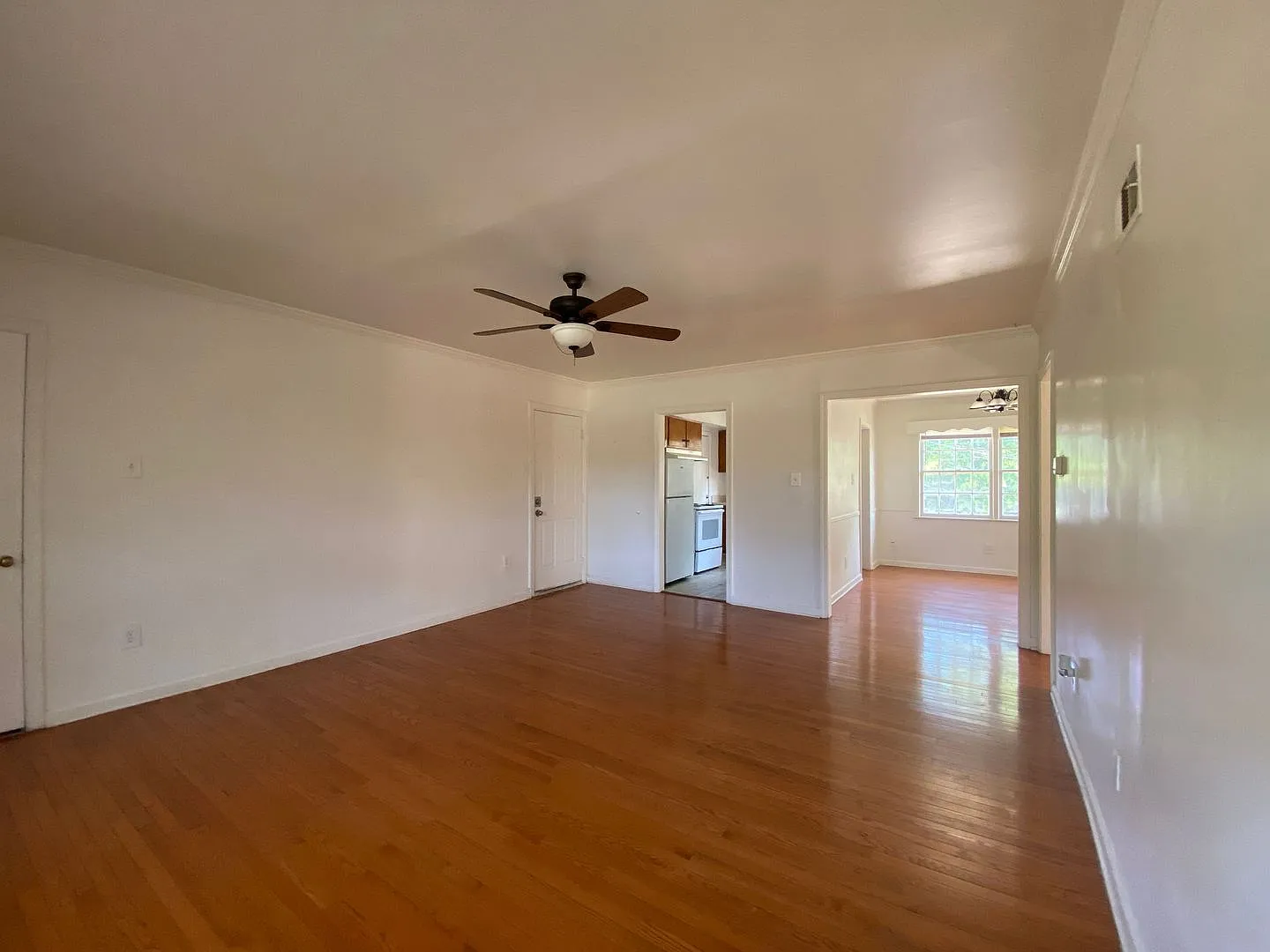 Located in Savannah, GA, this oversized 2-bedroom, 2-bathroom unit — Photo 2