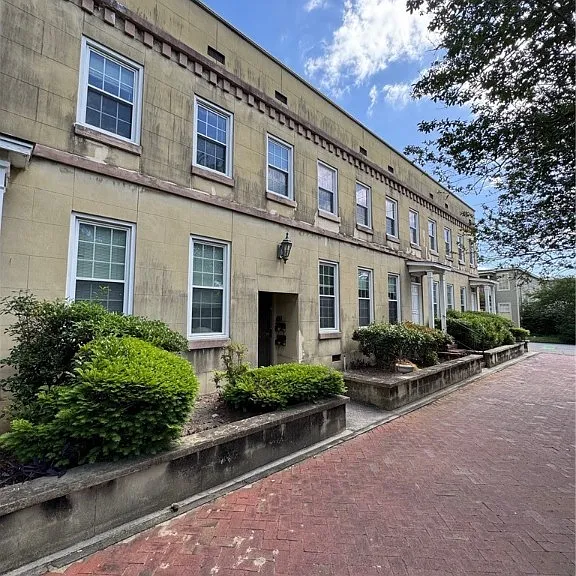 412 E Hall St — Photo 1