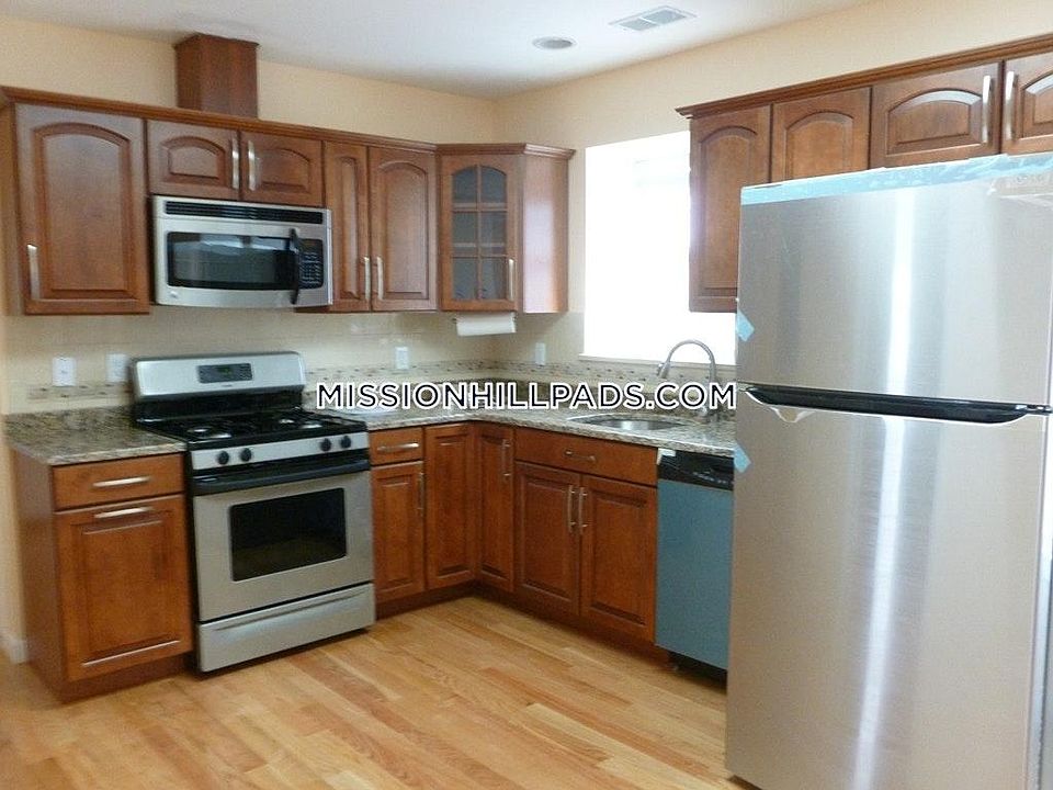 1st image of 207 Hillside Street # Second Floor