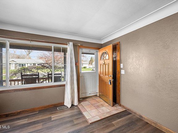 5th image of 3237 Waldmar Rd