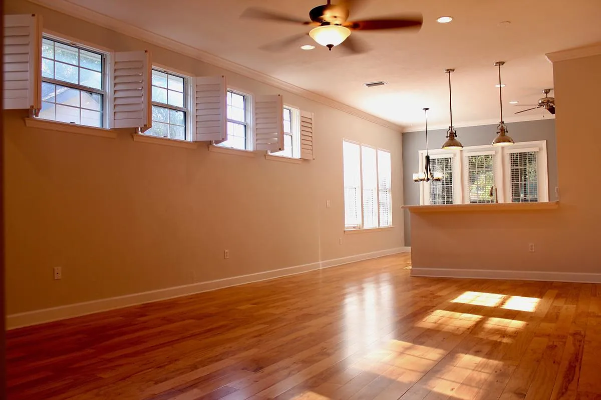 3 bed, 1911 sqft, $2,450 — Photo 2