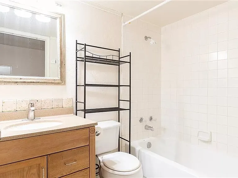 402 Fredericksburg St #1 — Photo 5