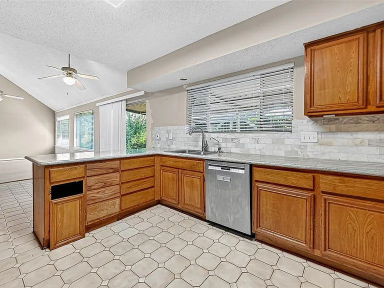 1535 Beaconshire Rd — Photo 2