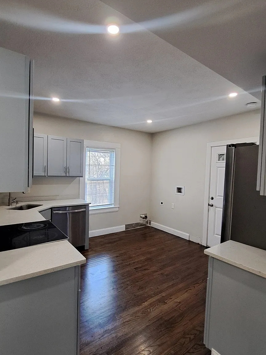 3 bed, 1.0 bath, 1072 sqft, $3,100 — Photo 3